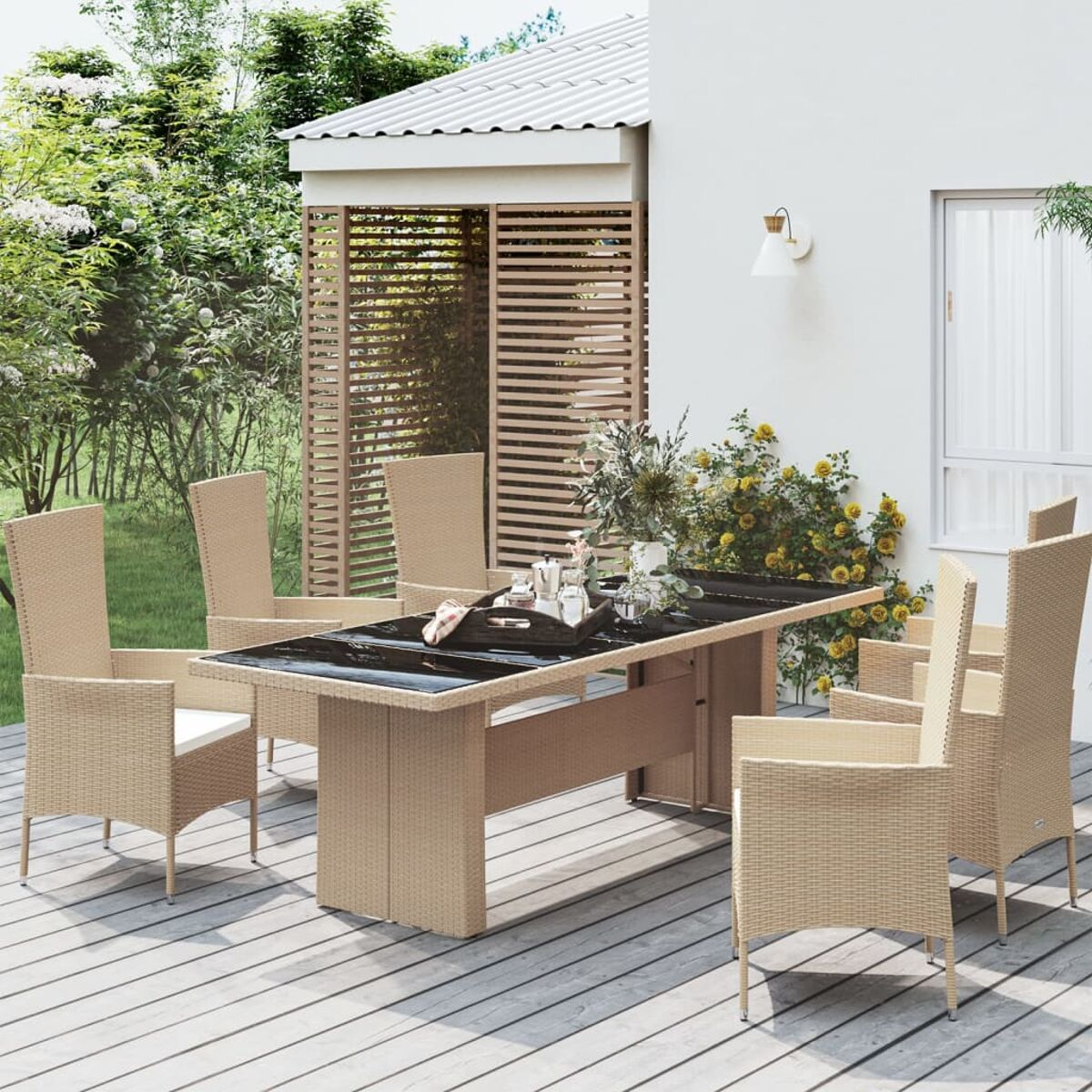 Ein Ess-Set für draußen mit Tisch und sechs Stühlen auf einer Holzterrasse.