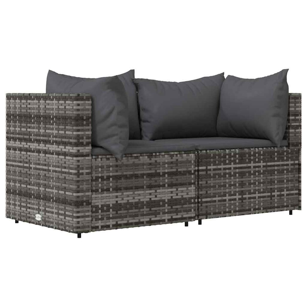Graues gewebtes Outdoor-Sofa mit drei dunkelgrauen Kissen. Es hat schwarze Beine.