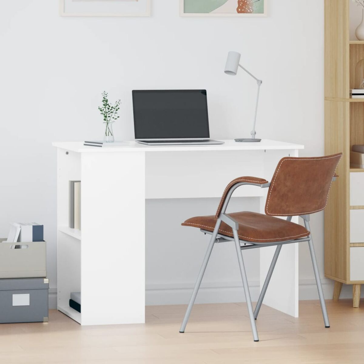 Weißer Schreibtisch mit Laptop, Lampe und Stuhl in einem Raum mit weißen Wänden und Kunst.