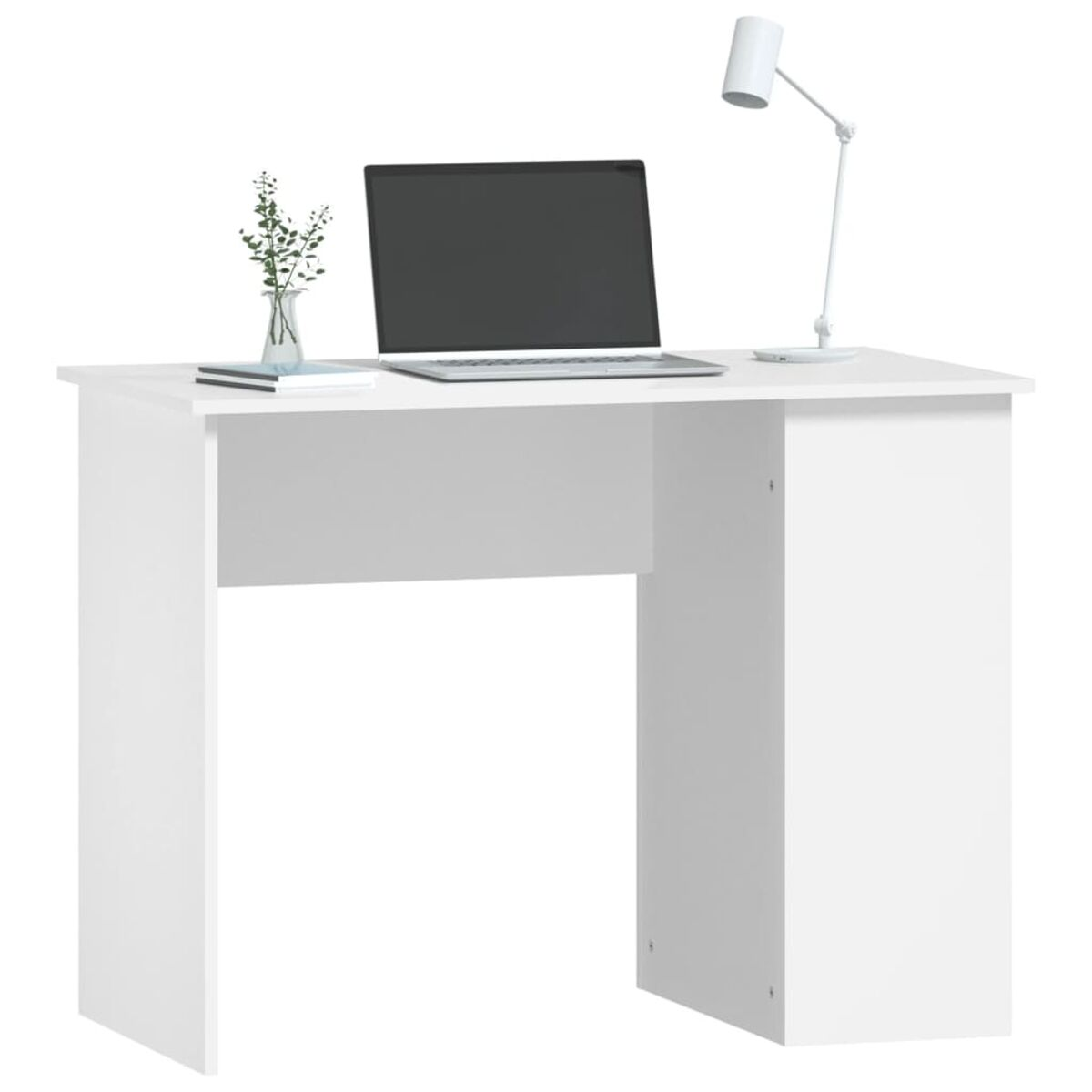 Weißer Schreibtisch mit Laptop und Lampe. Weißer Hintergrund.
