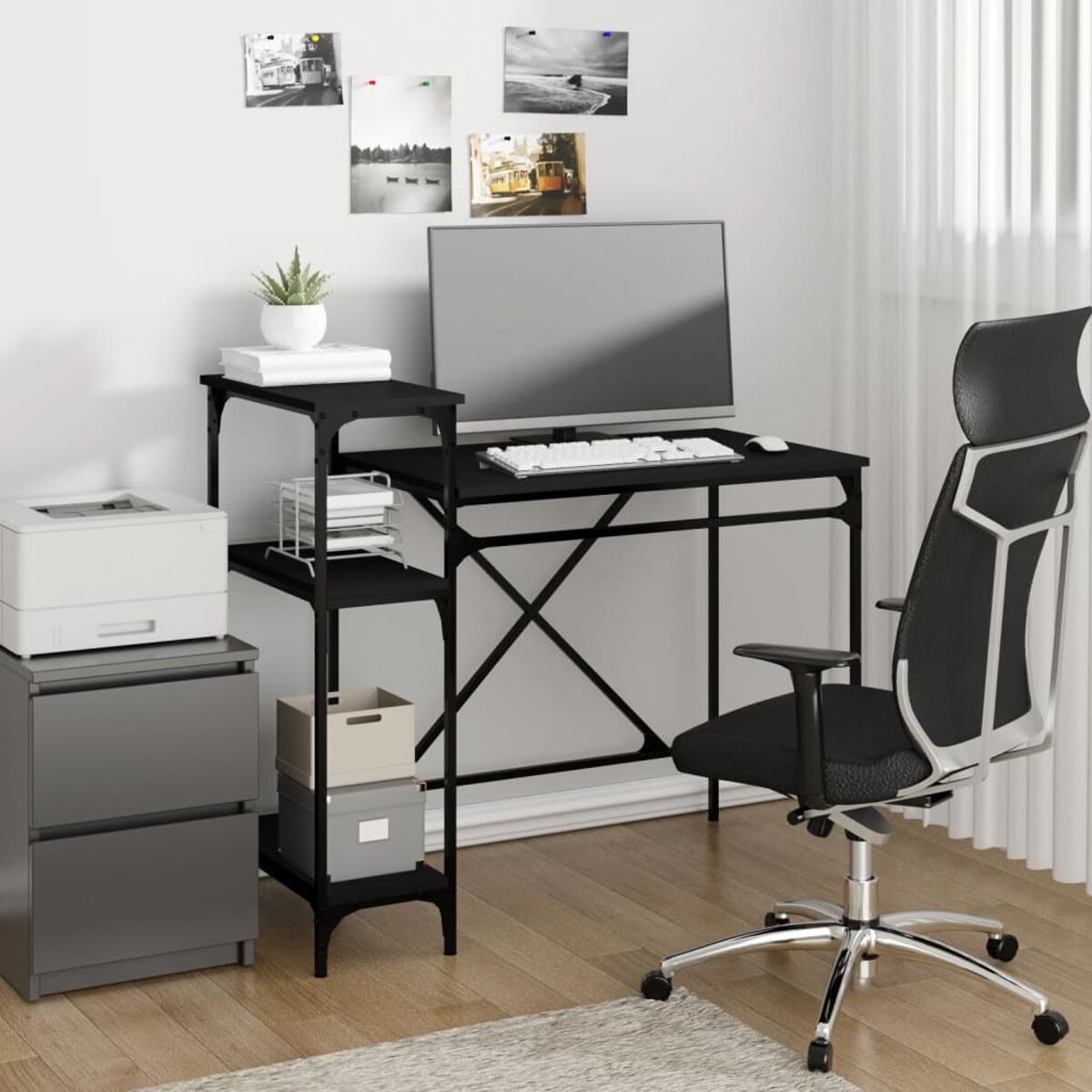 Schwarzer Schreibtisch mit Computer und Regalen, Drucker, Ablage und schwarzem Stuhl, weiße Wand.