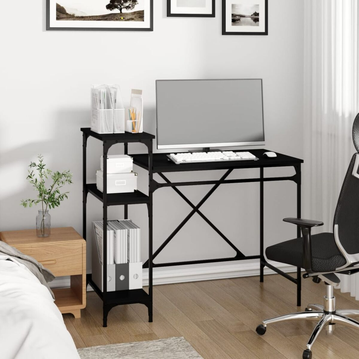 Ein schwarzer Schreibtisch mit Computer, ein Regal mit Büromaterial und ein Stuhl.
