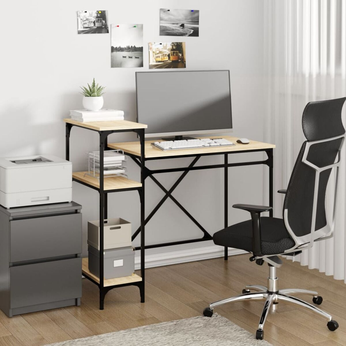 Büroausstattung. Schreibtisch mit Computer, Drucker, Regalen, Aktenschrank und schwarzem Stuhl.