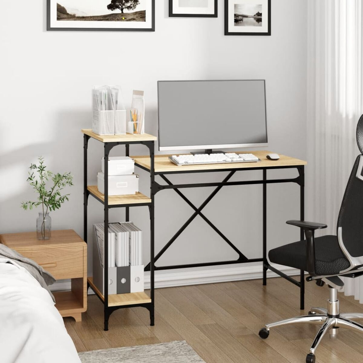 Ein Computertisch mit Monitor, Tastatur und Regalen. Daneben steht ein Stuhl.