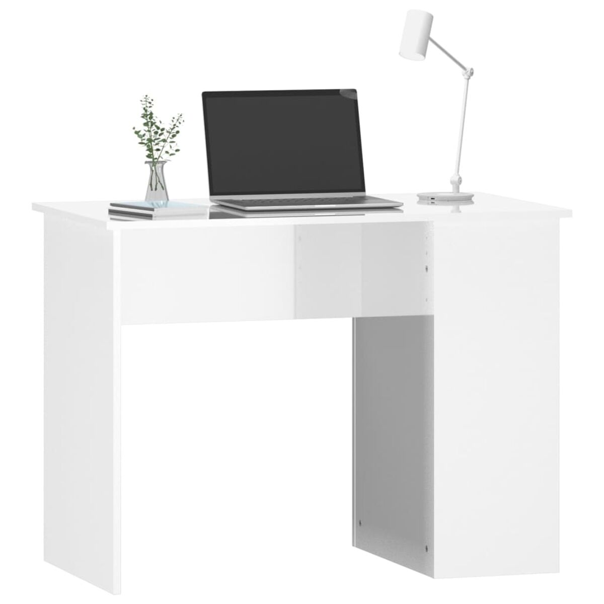 Weißer Schreibtisch mit Laptop, Lampe und Pflanze. Sauberes, modernes Design. Weißer Wandhintergrund.