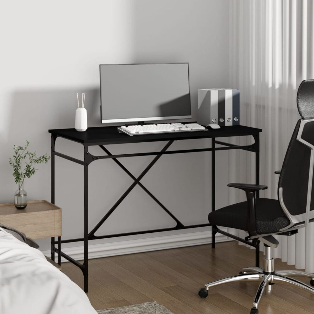 Schwarzer Schreibtisch mit Computer, Tastatur und Bürostuhl in einem Raum.