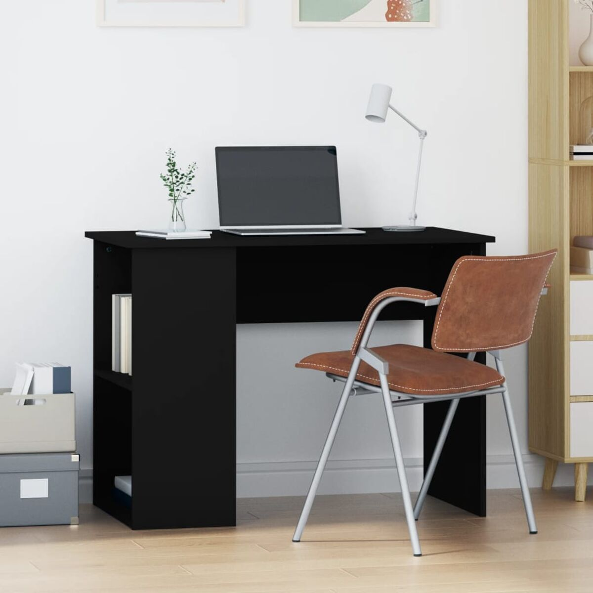 Schwarzer Schreibtisch mit Regal. Laptop, Lampe, Bücher und Stuhl. Weißer Wandhintergrund.