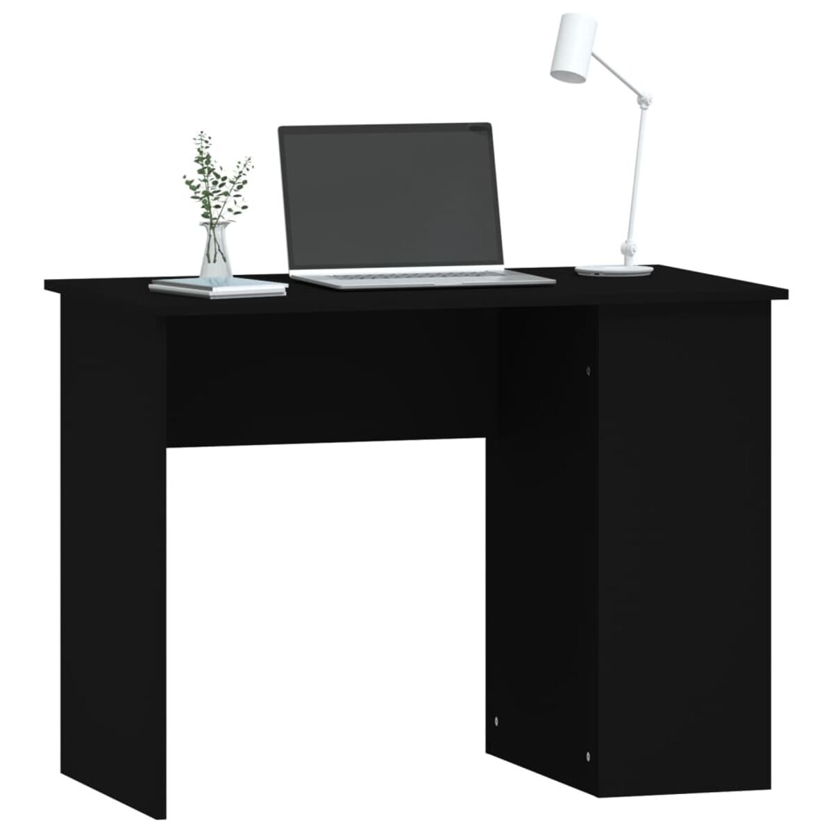 Schwarzer Schreibtisch mit Laptop und Lampe. Weißer Hintergrund.