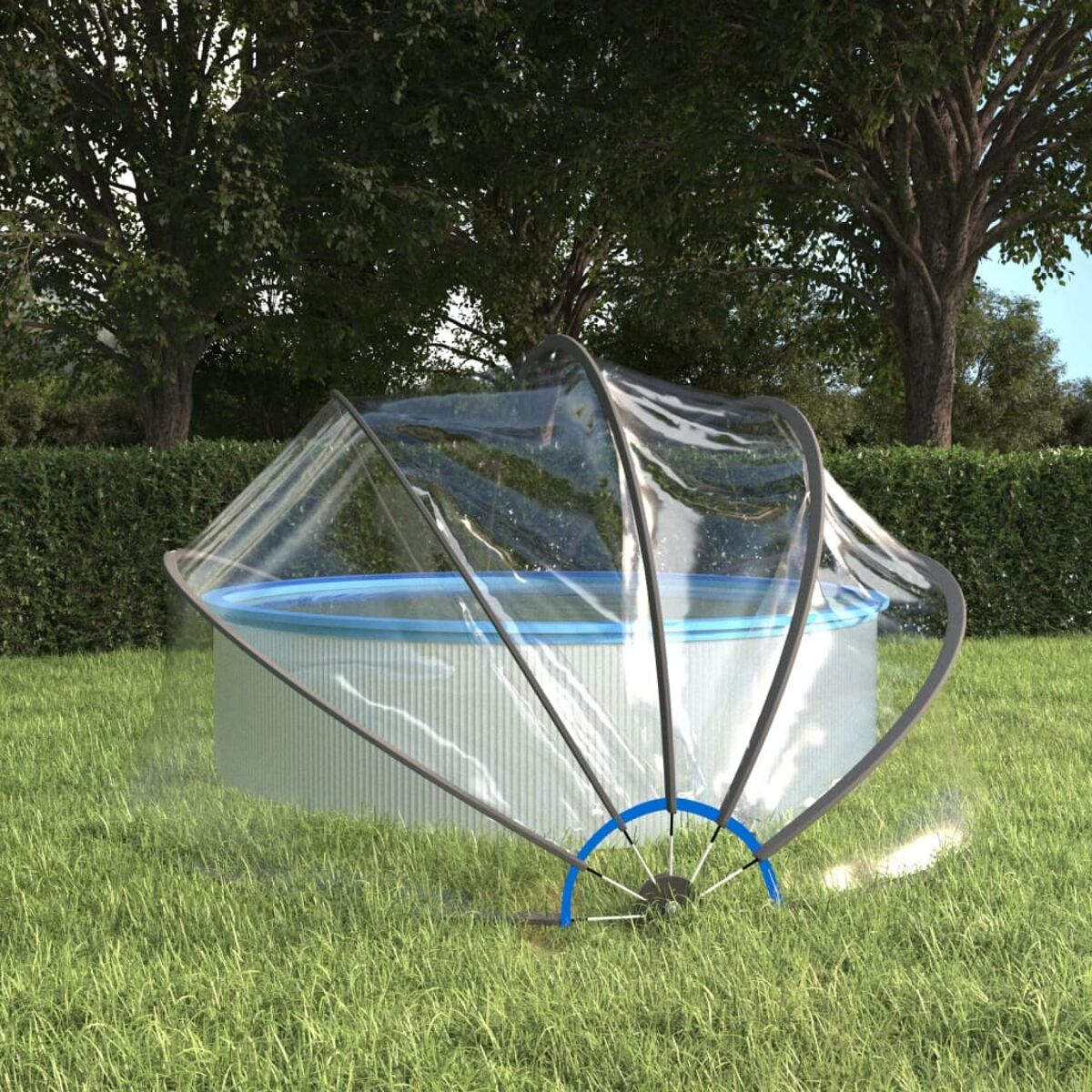 Runder oberirdischer Pool mit klarer Abdeckung, in einem grasbewachsenen Hof.