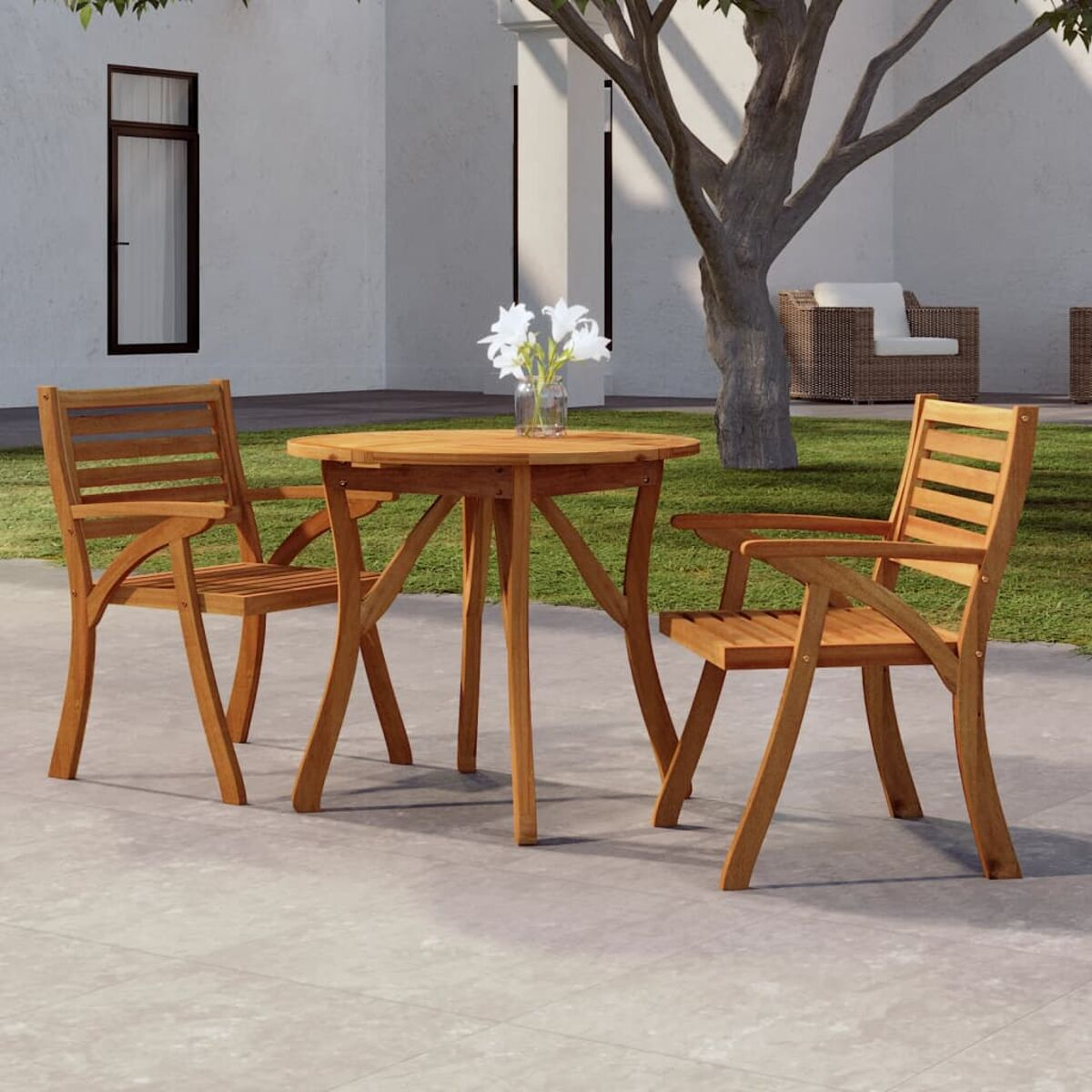 Essgruppe im Freien. Holztisch und Stühle auf einer Terrasse. Sonniger Tag.