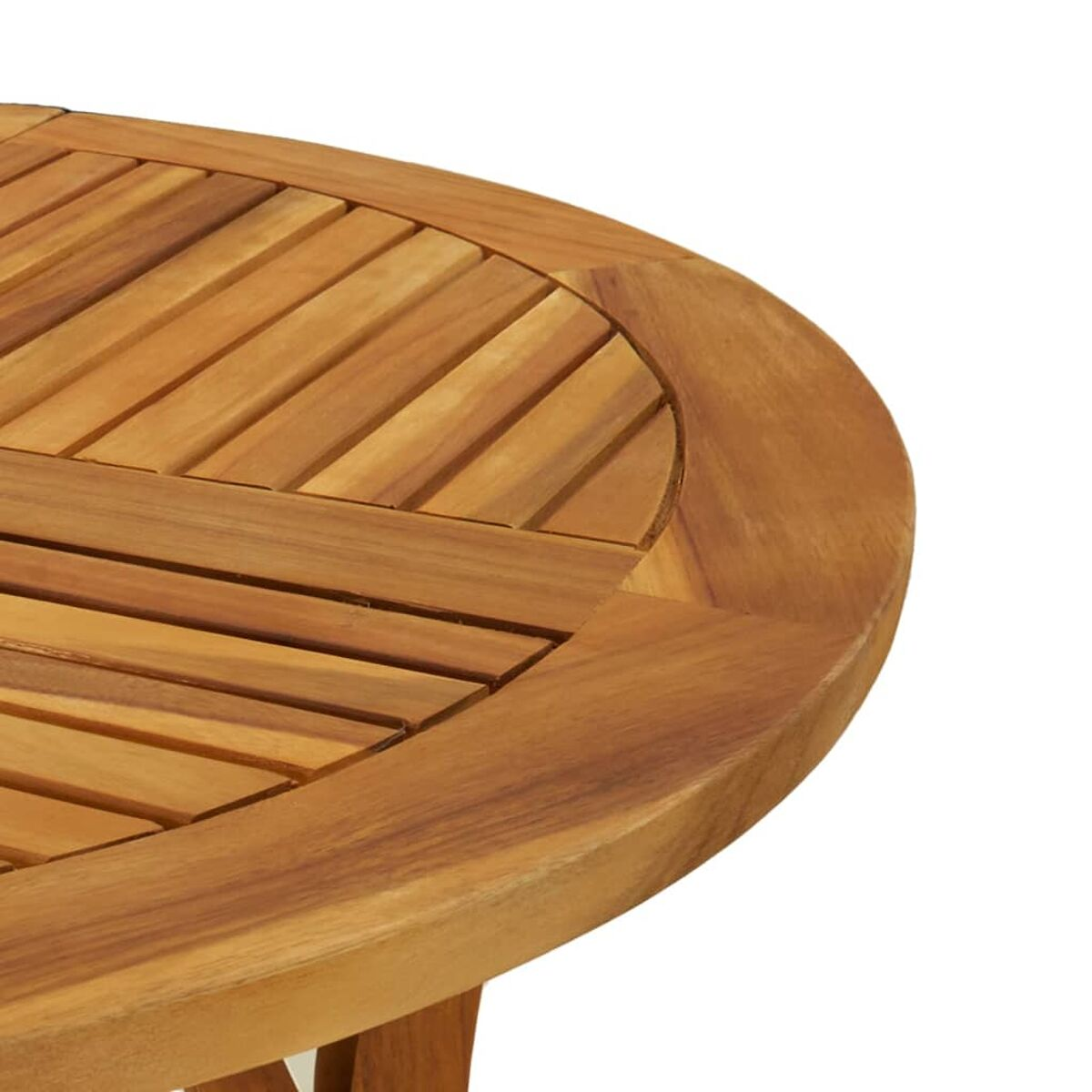Oberfläche eines Holztisches. Die Oberfläche ist rund und braun. Weißer Hintergrund.