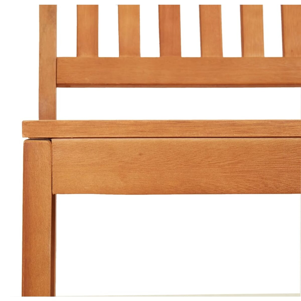 Nahaufnahme einer Holzbank. Das Holz ist hellbraun. Zeigt Sitz und Rahmen.