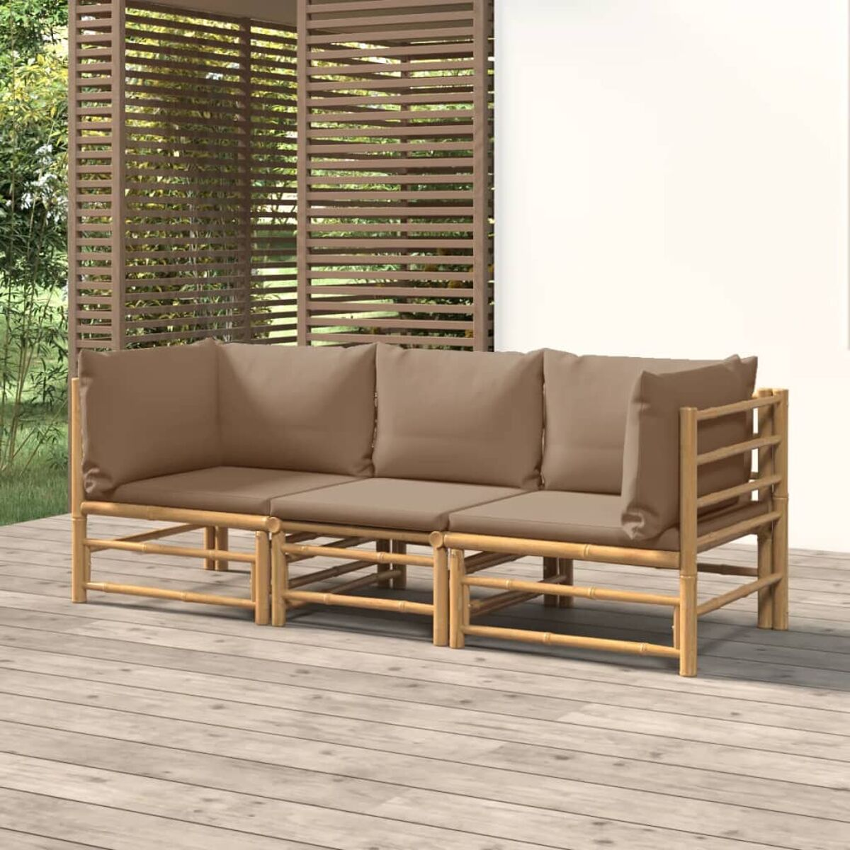 Dreiteiliges Outdoor-Sofa aus Bambus mit braunen Kissen. Hintergrund aus Holz.