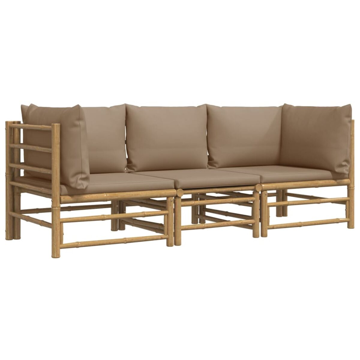 Bambus-Sofa mit braunen Kissen. Der Rahmen ist hellbraun, vor weißem Hintergrund.
