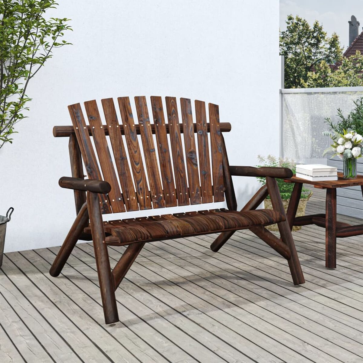 Holz-Außenbank mit gewölbtem Rücken. Sie ist braun und hat ein Latten-Design.