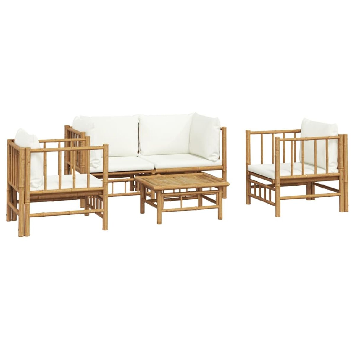 Bambusmöbel-Set für draußen mit weißen Kissen, Sofa und Sesseln.