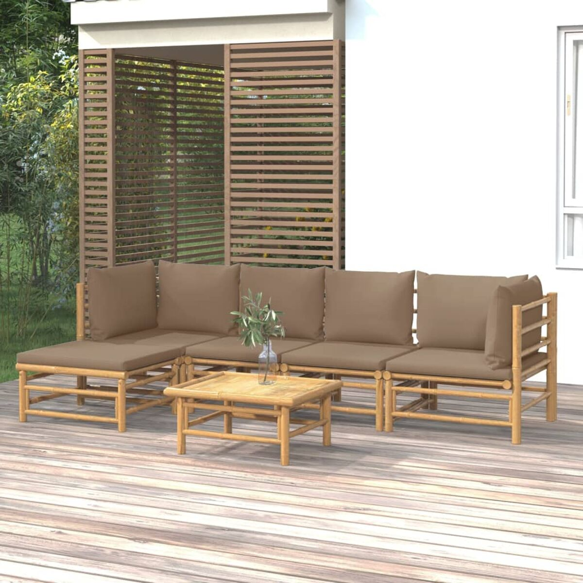 Outdoor-Bambus-Möbelset mit Kissen, kleinem Tisch und Pflanze.
