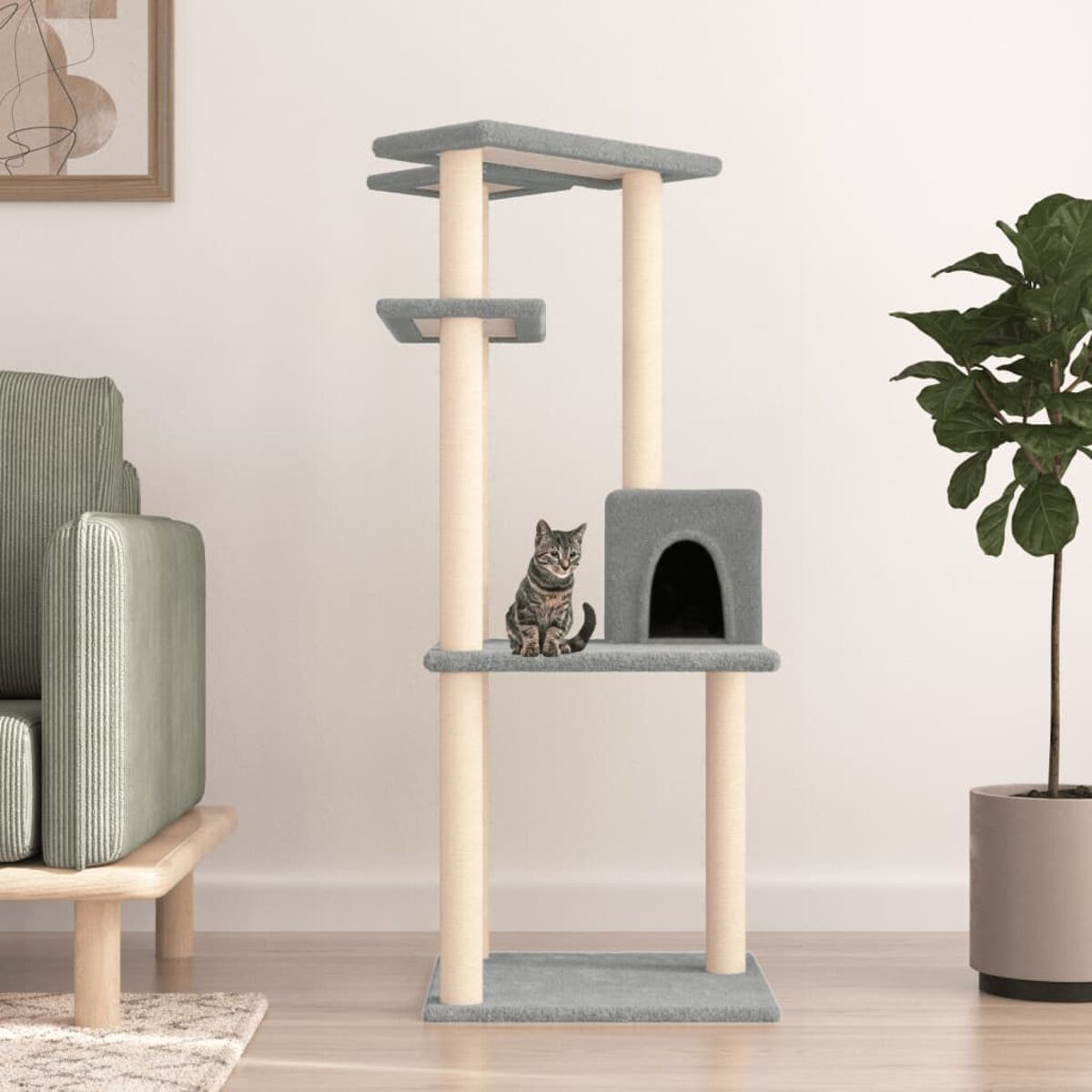 Katzenbaum mit Katze darauf.
