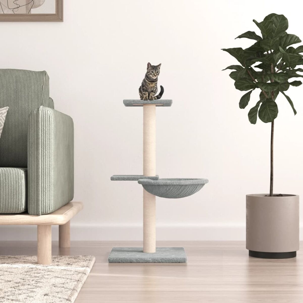 Eine Katze sitzt auf einem Katzenbaum. Der Baum hat mehrere Ebenen mit blau-grauen Akzenten und einer beigen Stange.