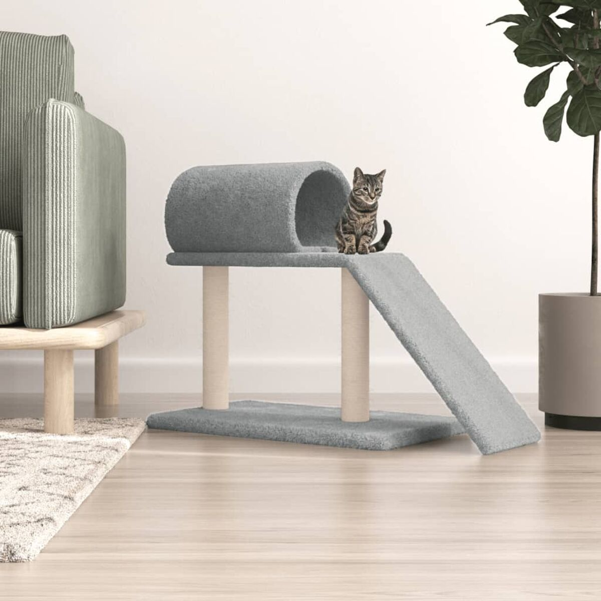 Katze auf einem grauen Katzenbaum in Innenräumen. Es gibt einen grauen Tunnel und eine Rampe.