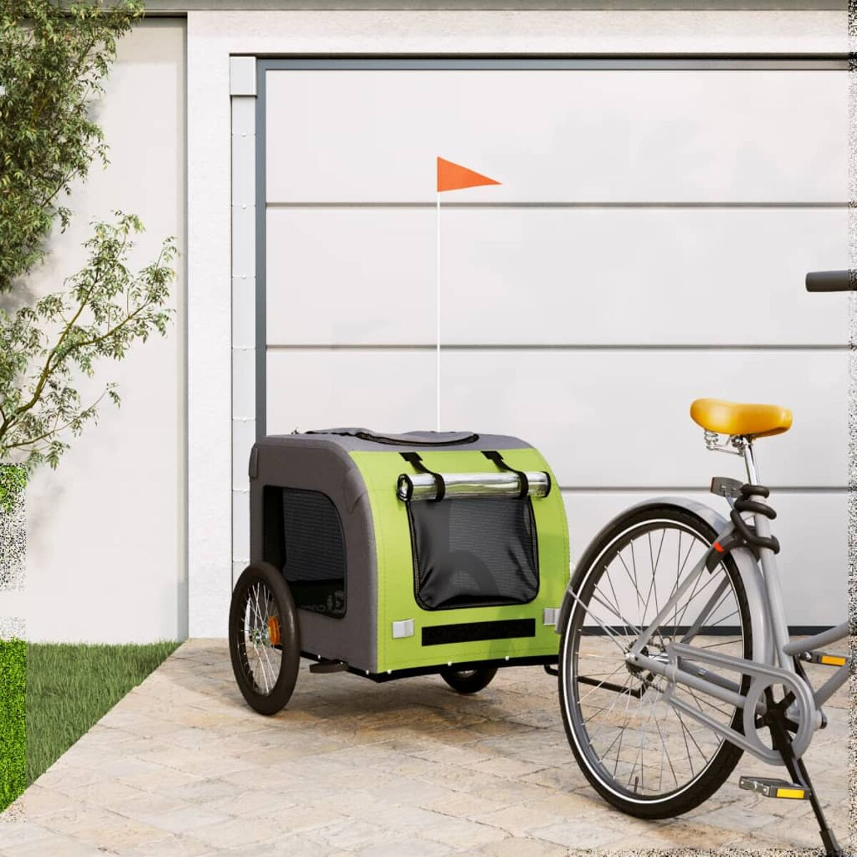 Grüner und grauer Tieranhänger an einem Fahrrad, orangefarbene Flagge.
