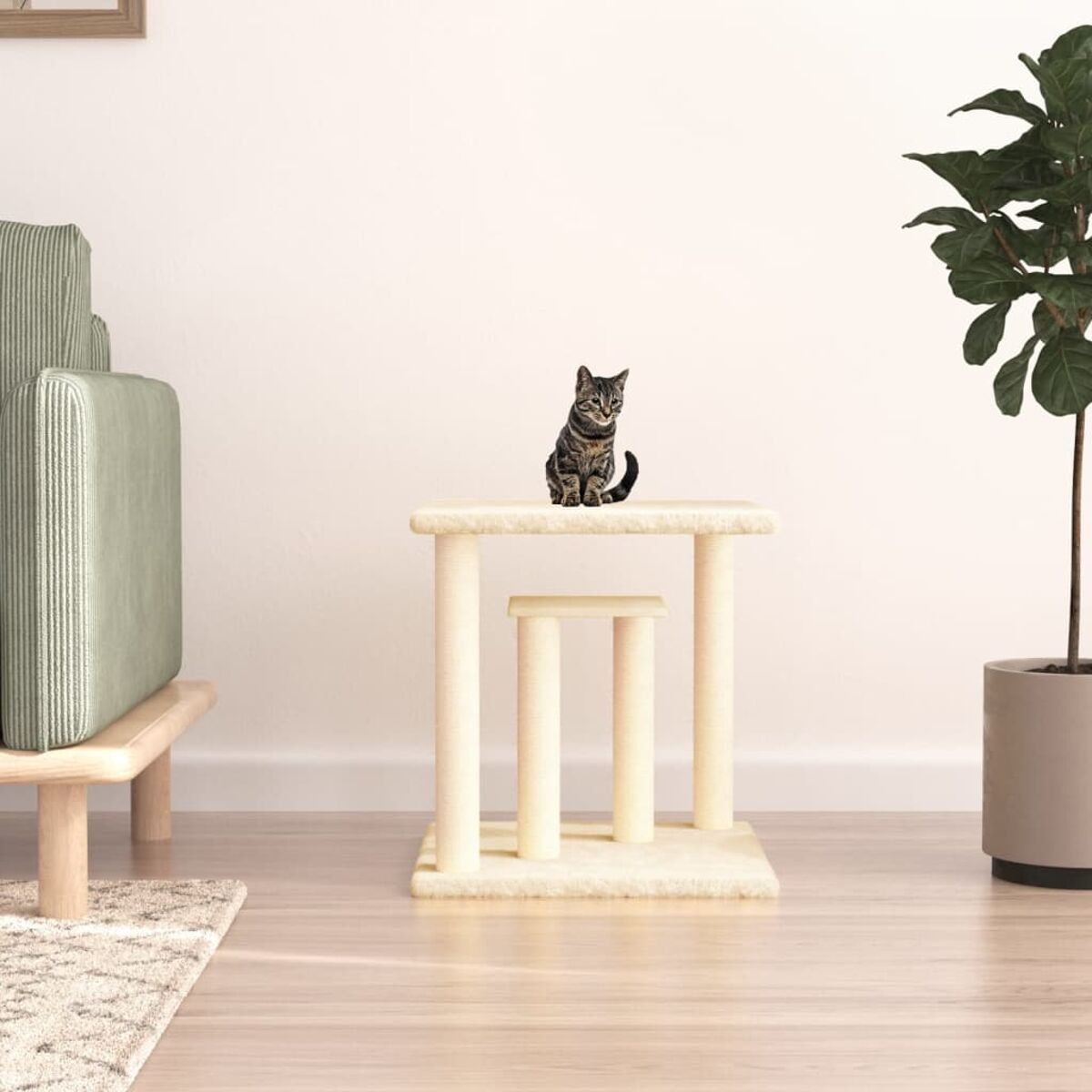 Eine Katze sitzt auf einem Katzenbaum. Es hat einen kleinen Schritt und zwei Säulen.