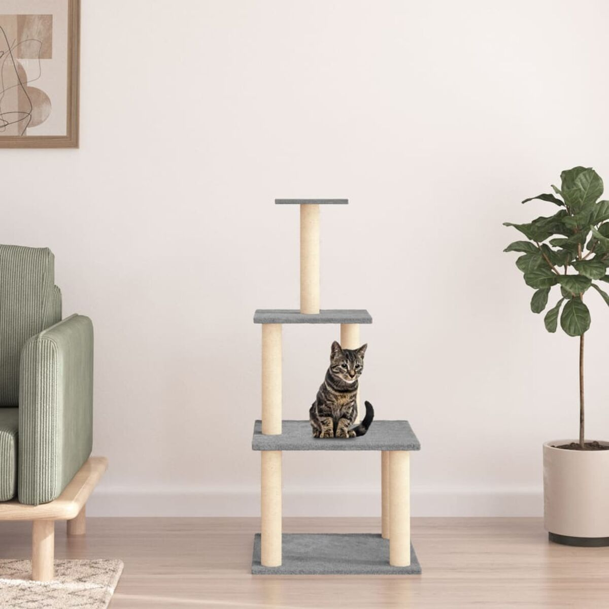 Eine Tabby-Katze sitzt auf einem Katzenturm mit grauen Plattformen. Pflanze und Gemälde im Hintergrund.