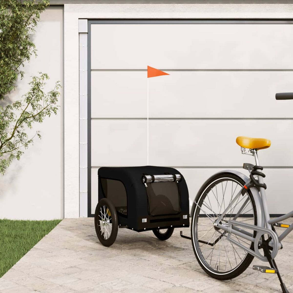 Ein Fahrrad zieht einen schwarzen Anhänger mit Hund, orangefarbene Flagge.