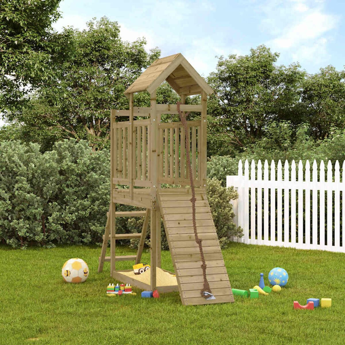 Spielplatz aus Holz mit Rutsche und Strickleiter. Grünes Gras, Bäume und ein weißer Zaun im Hintergrund.