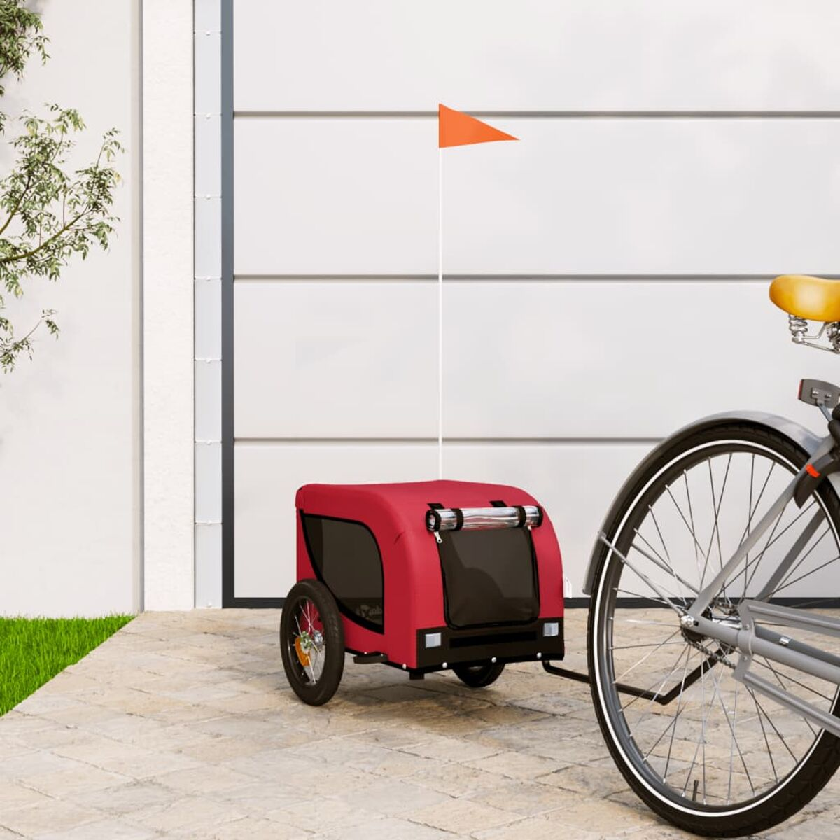 Roter Haustieranhänger mit Fahne, an einem Fahrrad befestigt. Auf gepflastertem Weg, nahe weißer Wand.