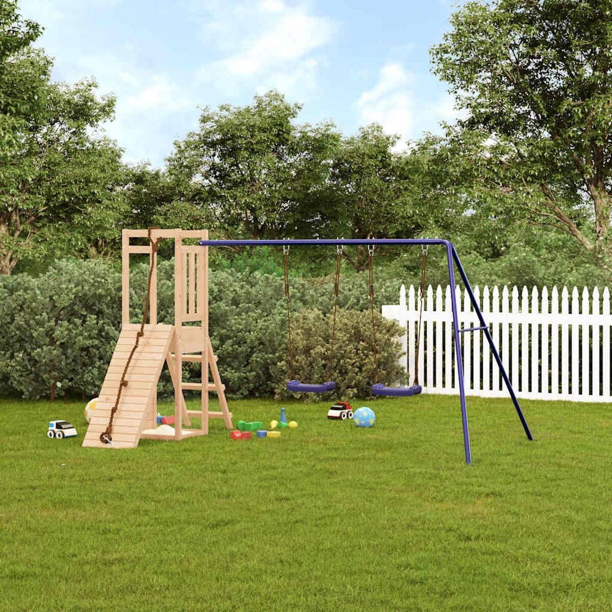 Spielplatz mit Rutsche, Schaukeln und Klettergerüst auf Gras.