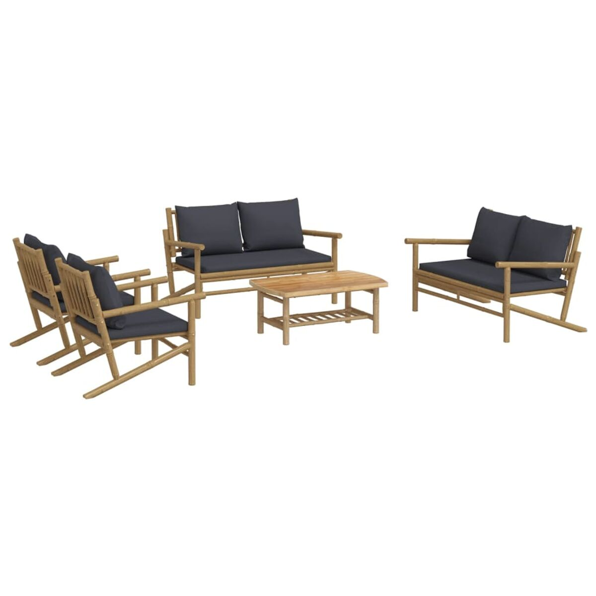 Ein Bambus-Set mit zwei Sofas, zwei Stühlen und einem kleinen Tisch.