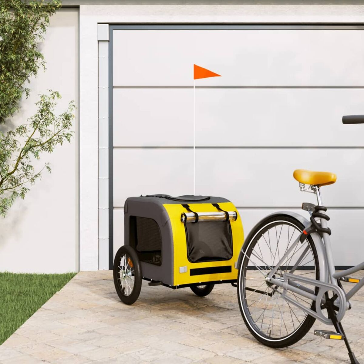 Gelber Fahrradanhänger für Haustiere mit schwarzem Netzfenster, an einem Fahrrad.