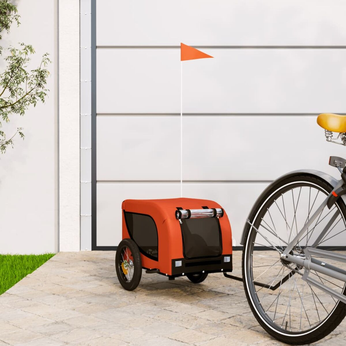 Ein orangefarbener Haustieranhänger, der an einem Fahrrad befestigt ist, mit einer orangefarbenen Flagge.