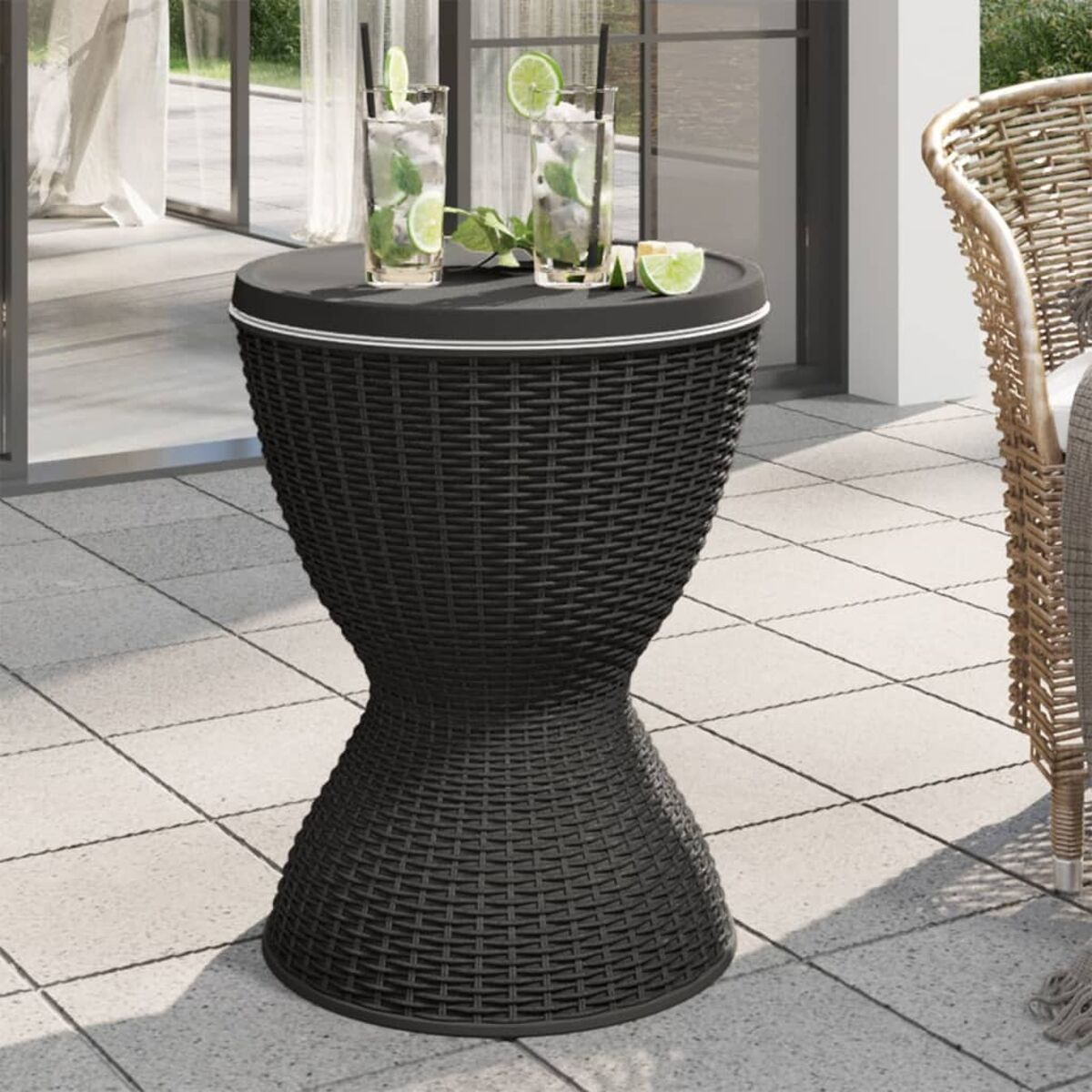 Schwarzer gewebter Gartentisch mit zwei Getränken. Schwarze Oberfläche. Outdoor-Einstellung.