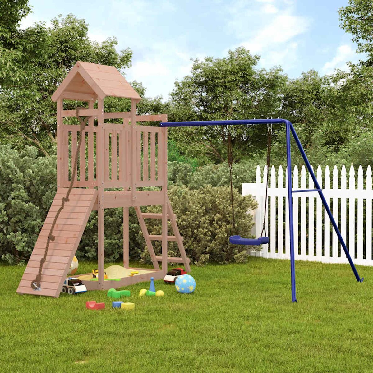 Ein Holzspielplatz mit Rutsche, Schaukeln und Klettergerüst im Garten.
