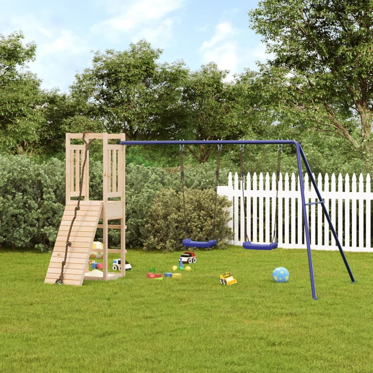 Ein Spielplatz aus Holz mit Rutsche, Kletterwand, Schaukeln und Spielzeug auf Gras.