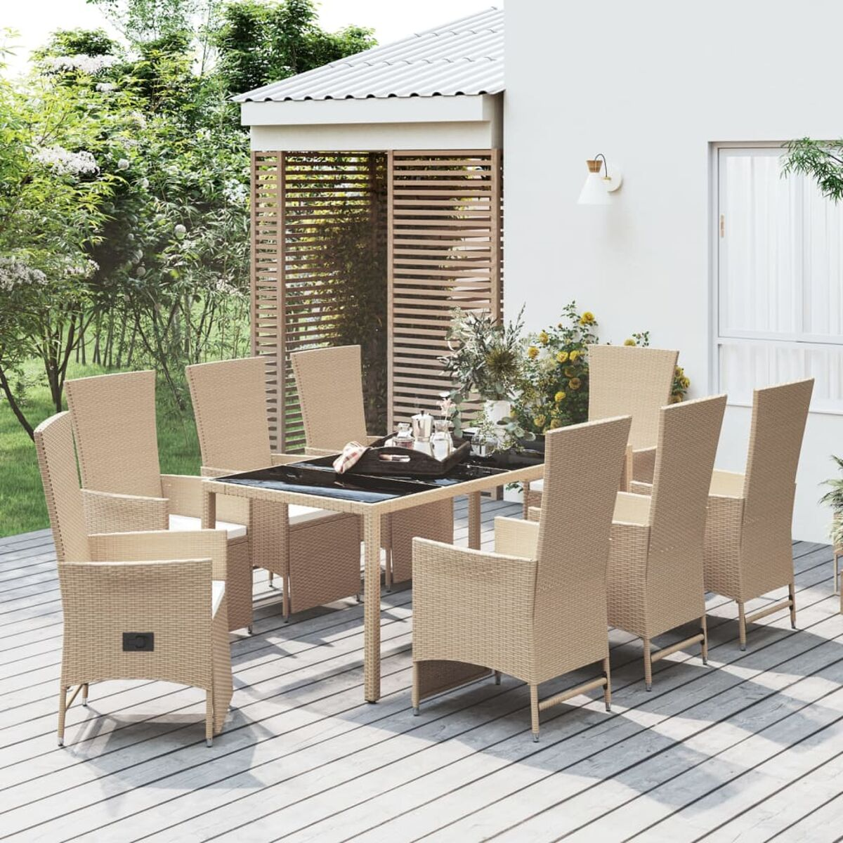 Terrassenset mit Tisch und acht Stühlen auf einem Holzdeck, mit Haus im Hintergrund.