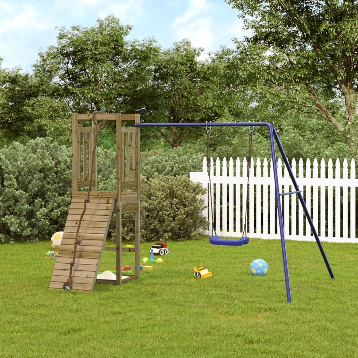Holzspielplatz mit Schaukel, Klettergerüst und Rutsche auf grünem Gras.