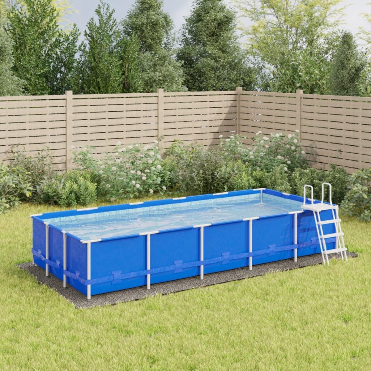 Blauer rechteckiger Pool mit weißer Leiter auf grünem Gras, Holzzaun im Hintergrund.