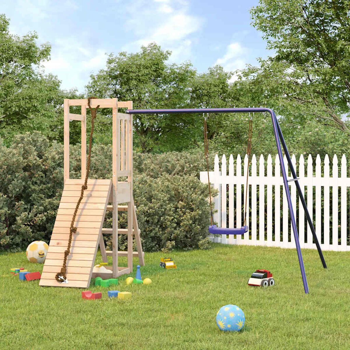 Spielplatz mit Holzrutsche, Strickleiter und Schaukel. Spielzeug auf dem Gras.