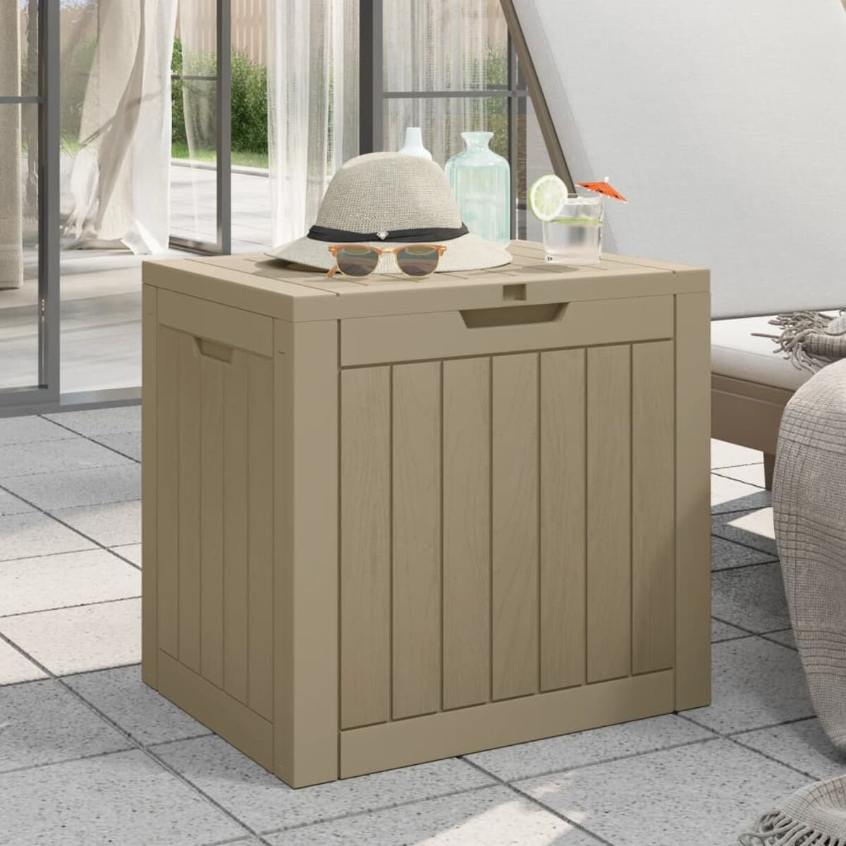 Beige Outdoor-Aufbewahrungsbox mit Hut, Sonnenbrille und Getränk.