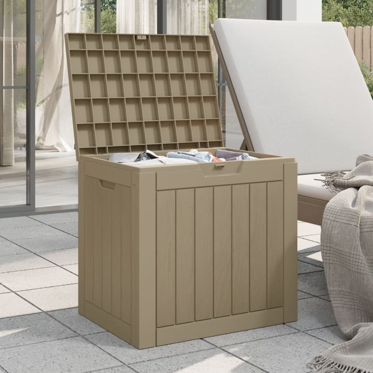 Outdoor-Aufbewahrungsbox mit offenem Deckel. Beige Farbe, holzähnliche Textur, Terrasseneinstellung.