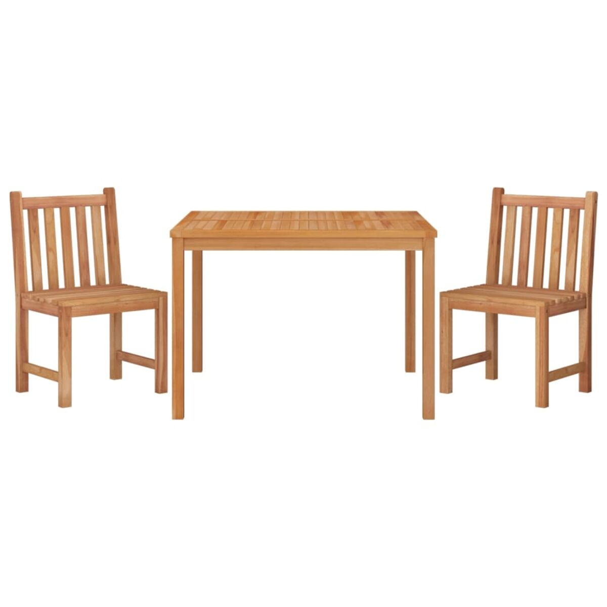 Holztisch und zwei Stühle. Die Möbel sind hellbraun und stehen vor weißem Hintergrund.