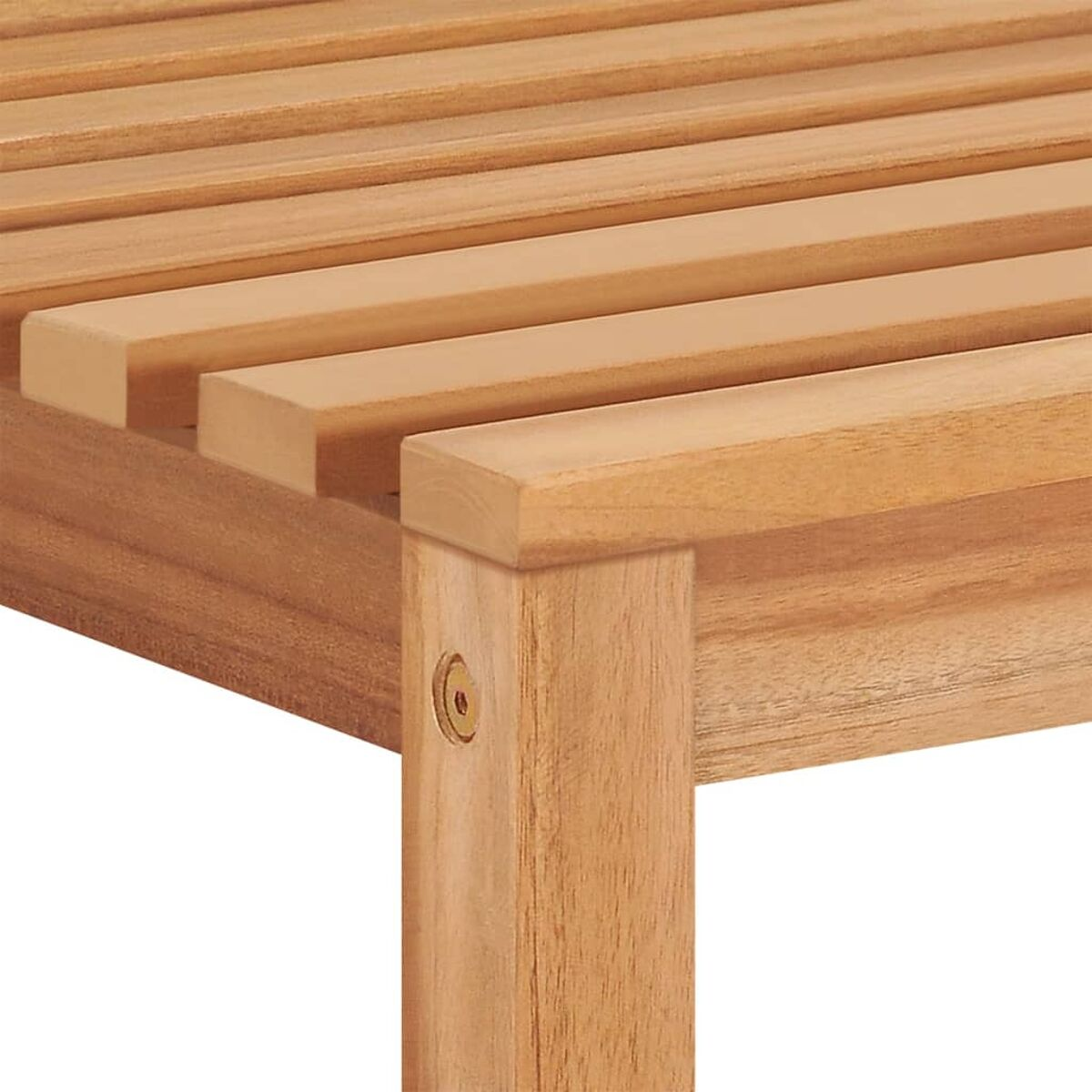 Nahaufnahme einer Holzoberfläche mit horizontalen Brettern. Das Holz ist hellbraun und zeigt die Maserung.