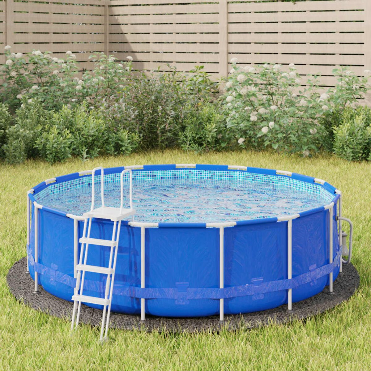 Oberirdischer blauer Pool mit Leiter, umgeben von Gras und einem Holzzaun.