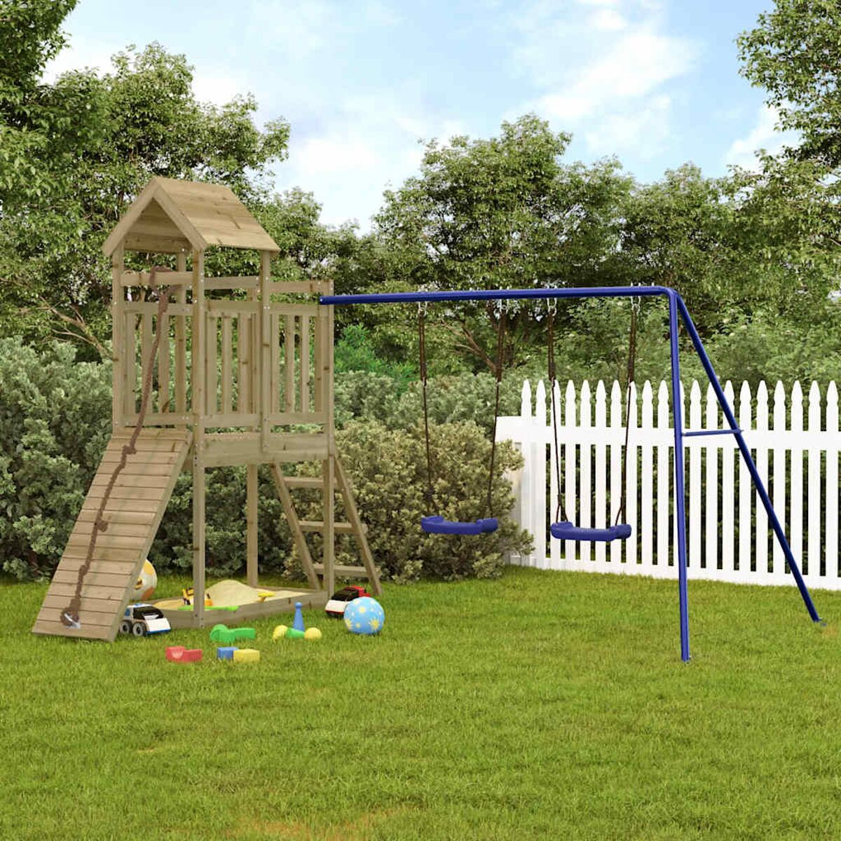 Spielplatz aus Holz mit Rutsche, Schaukeln und Klettergerüst. Grüner Rasen und weißer Zaun.