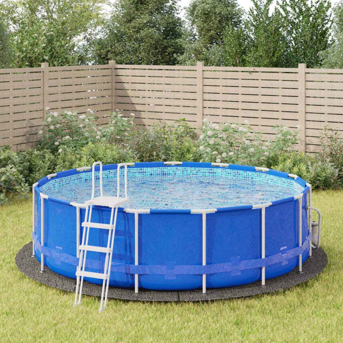 Blauer oberirdischer Swimmingpool mit weißer Leiter. Grünes Gras und ein Holzzaun sind im Hintergrund.
