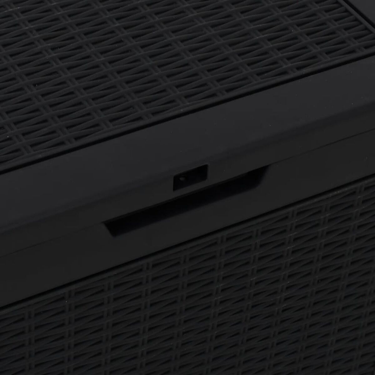Schwarze Aufbewahrungsbox mit Webmuster. Der Deckel ist geschlossen, der Griff sichtbar.