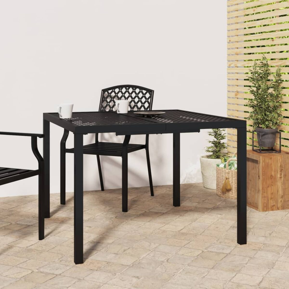 Terrassenset: schwarzer quadratischer Tisch und Stühle. Weiße Wand und Holzzaun-Hintergrund.